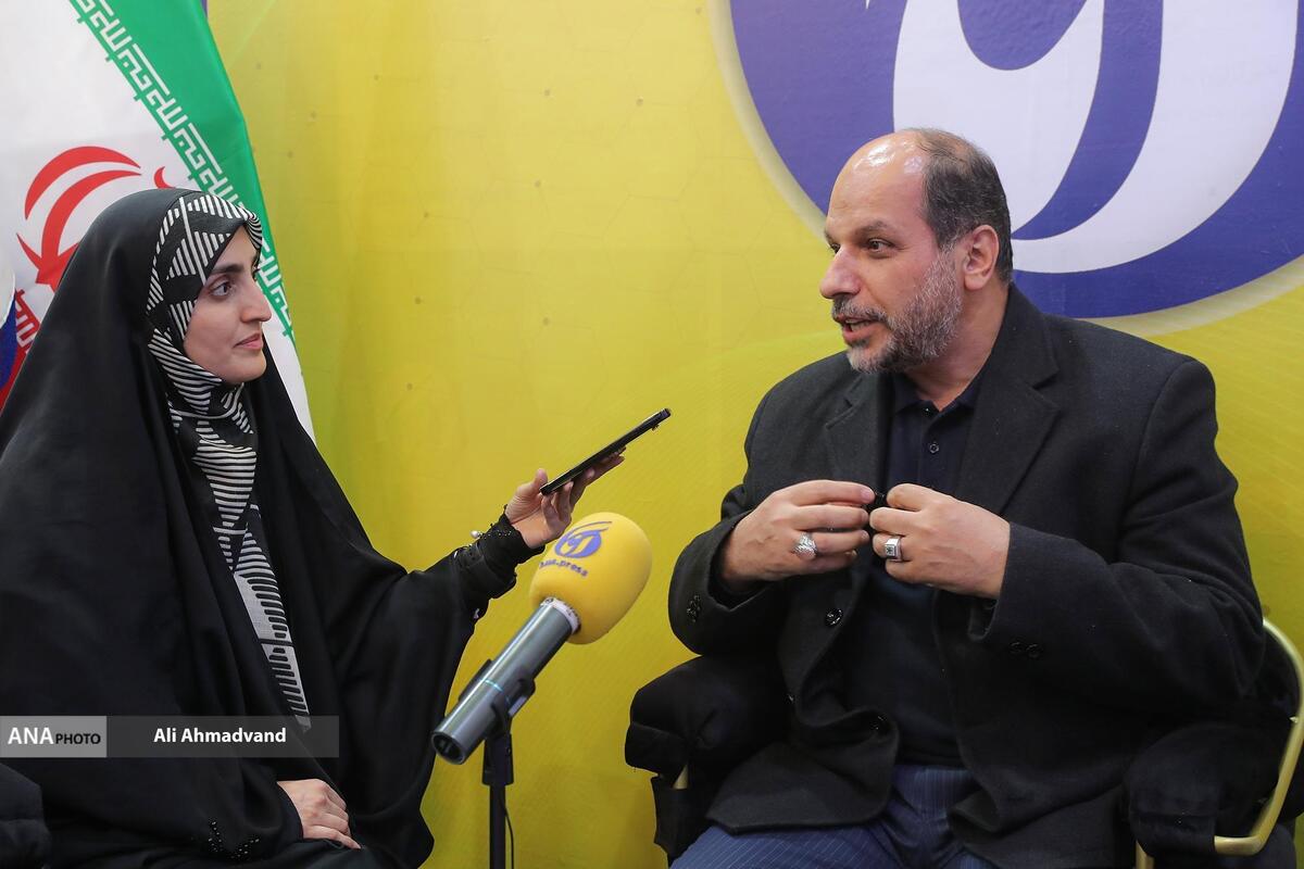 بازدید رئیس دانشگاه امام حسین (ع) از غرفه خبرگزاری آنا