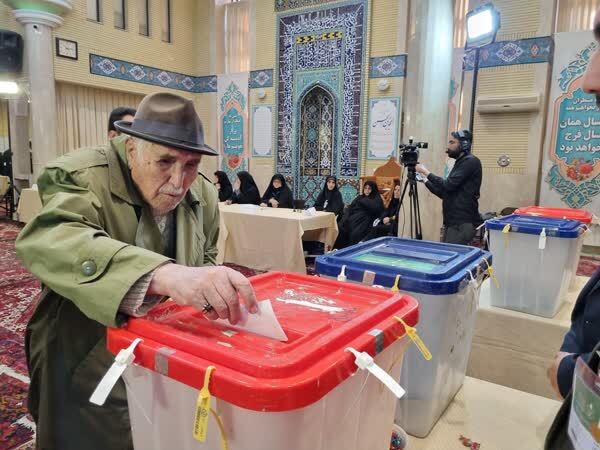 مخابره پیام اقتدار ملت ایران به دنیا در همین ساعات ابتدایی/ شعب اخذ رأی در استان‌ها مملو از جمعیت است