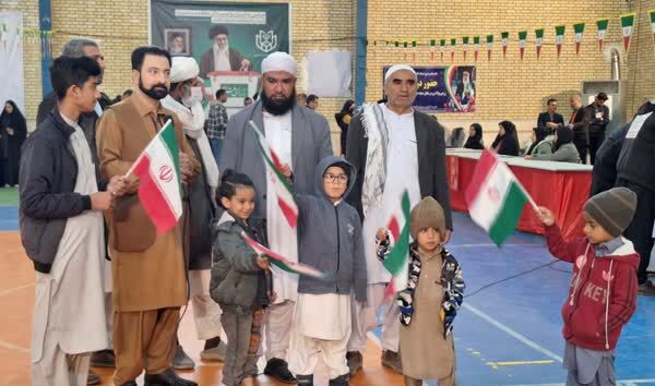 مخابره پیام اقتدار ملت ایران به دنیا در همین ساعات ابتدایی/ شعب اخذ رأی در استان‌ها مملو از جمعیت است