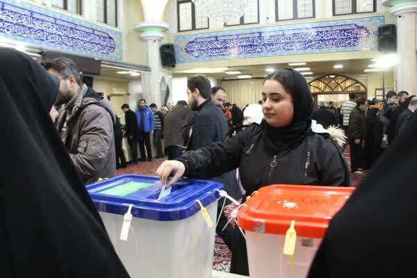 مخابره پیام اقتدار ملت ایران به دنیا در همین ساعات ابتدایی/ شعب اخذ رأی در استان‌ها مملو از جمعیت است