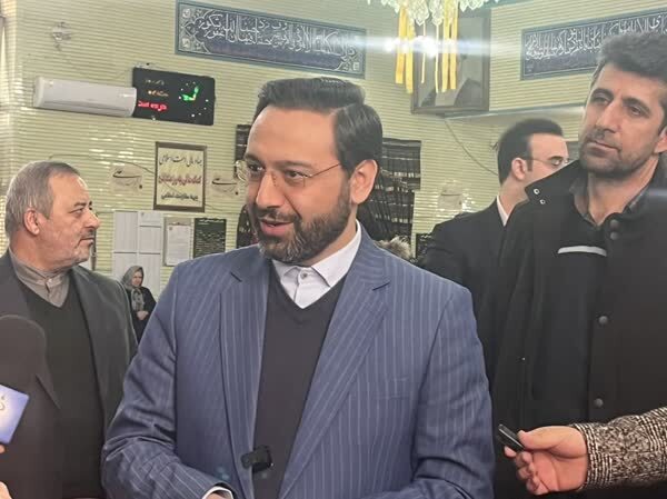 مخابره پیام اقتدار ملت ایران به دنیا در همین ساعات ابتدایی/ شعب اخذ رأی در استان‌ها مملو از جمعیت است