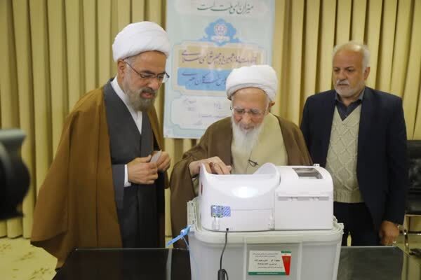 مخابره پیام اقتدار ملت ایران به دنیا در همین ساعات ابتدایی/ شعب اخذ رأی در استان‌ها مملو از جمعیت است