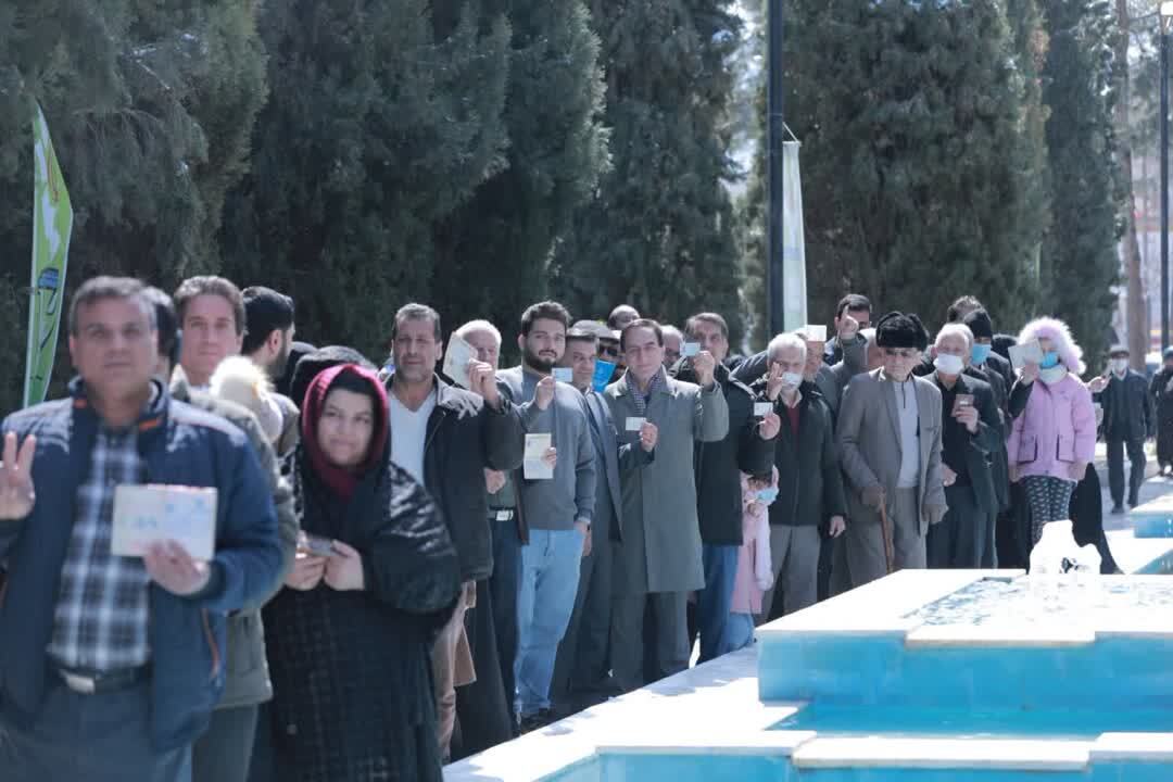مخابره پیام اقتدار ملت ایران به دنیا در همین ساعات ابتدایی/ شعب اخذ رأی در استان‌ها مملو از جمعیت است