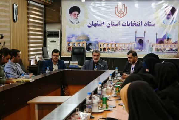 مخابره پیام اقتدار ملت ایران به دنیا در همین ساعات ابتدایی/ شعب اخذ رأی در استان‌ها مملو از جمعیت است