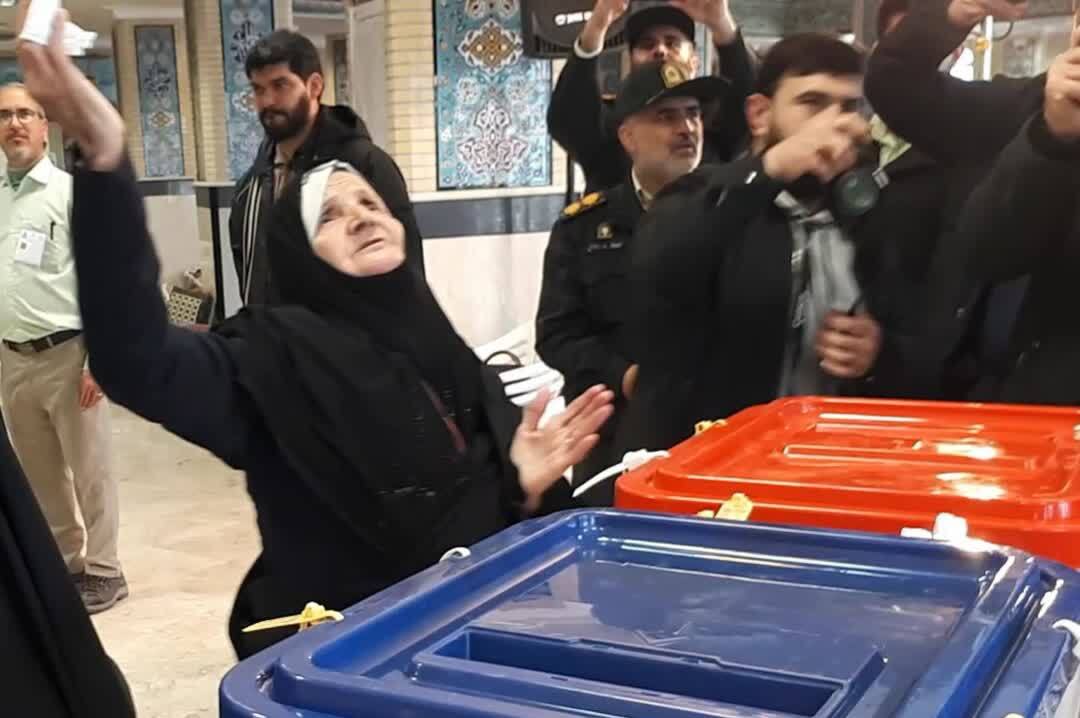 مخابره پیام اقتدار ملت ایران به دنیا در همین ساعات ابتدایی/ شعب اخذ رأی در استان‌ها مملو از جمعیت است