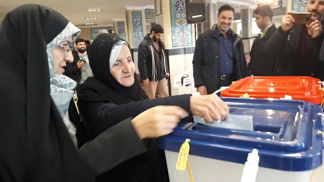 مخابره پیام اقتدار ملت ایران به دنیا در همین ساعات ابتدایی/ شعب اخذ رأی در استان‌ها مملو از جمعیت است