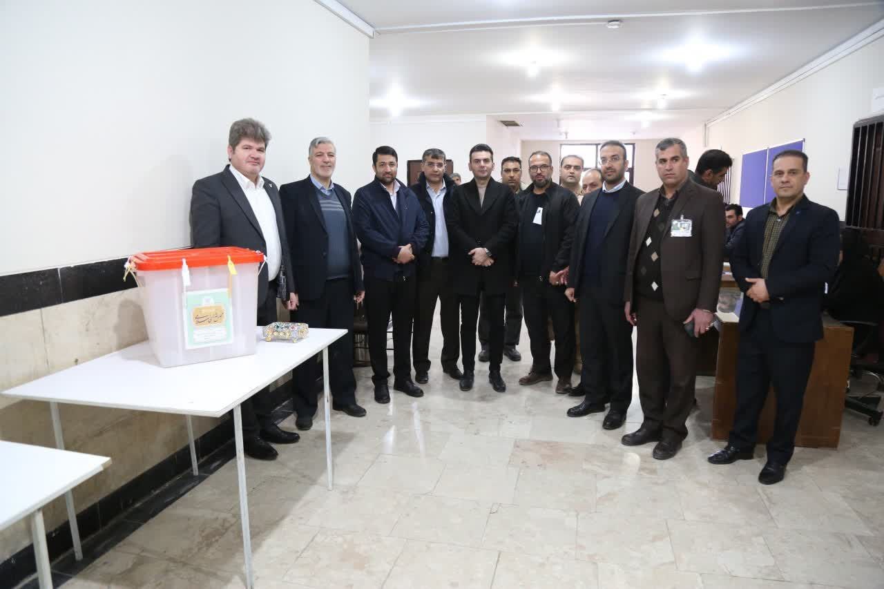 مخابره پیام اقتدار ملت ایران به دنیا در همین ساعات ابتدایی/ شعب اخذ رأی در استان‌ها مملو از جمعیت است