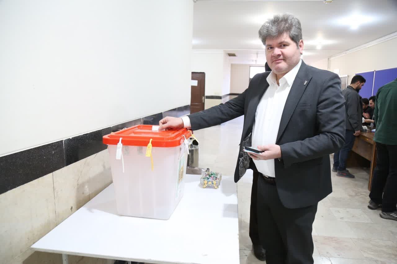 مخابره پیام اقتدار ملت ایران به دنیا در همین ساعات ابتدایی/ شعب اخذ رأی در استانها مملو از جمعیت است مخابره پیام اقتدار ملت ایران به دنیا در همین ساعات ابتدایی/ شعب اخذ رأی در استانها مملو از جمعیت است