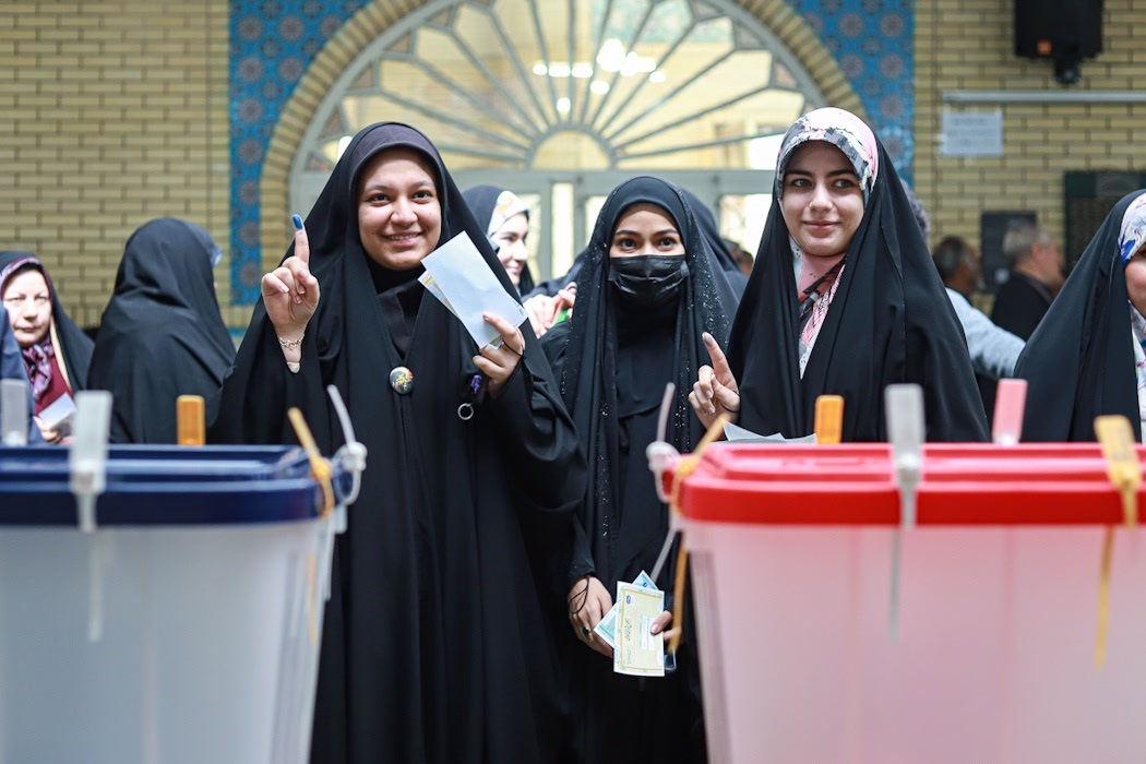 مخابره پیام اقتدار ملت ایران به دنیا/ شعب اخذ رأی در استان‌ها مملو از جمعیت است