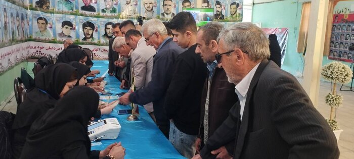 مخابره پیام اقتدار ملت ایران به دنیا/ شعب اخذ رأی در استان‌ها مملو از جمعیت است