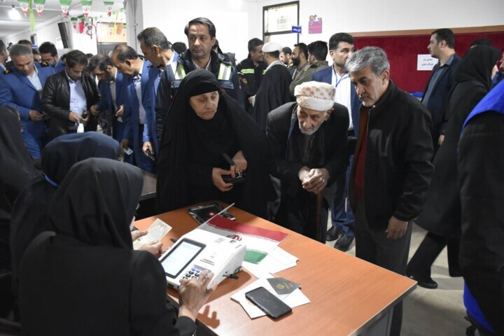 مخابره پیام اقتدار ملت ایران به دنیا/ شعب اخذ رأی در استان‌ها مملو از جمعیت است