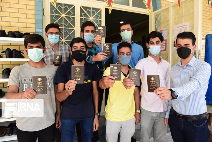 مخابره پیام اقتدار ملت ایران به دنیا/ شعب اخذ رأی در استان‌ها مملو از جمعیت است