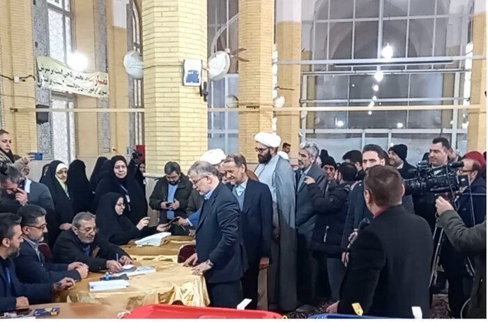 مخابره پیام اقتدار ملت ایران به دنیا/ شعب اخذ رأی در استان‌ها مملو از جمعیت است