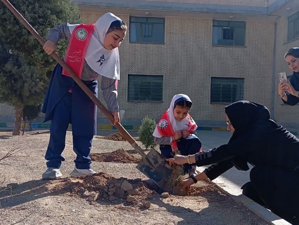 از کاشت ۶۹ درخت سرو به نیت حضرت زینب (س) تا آشتی با طبیعت با شعار «هم‌عهدی سبز»