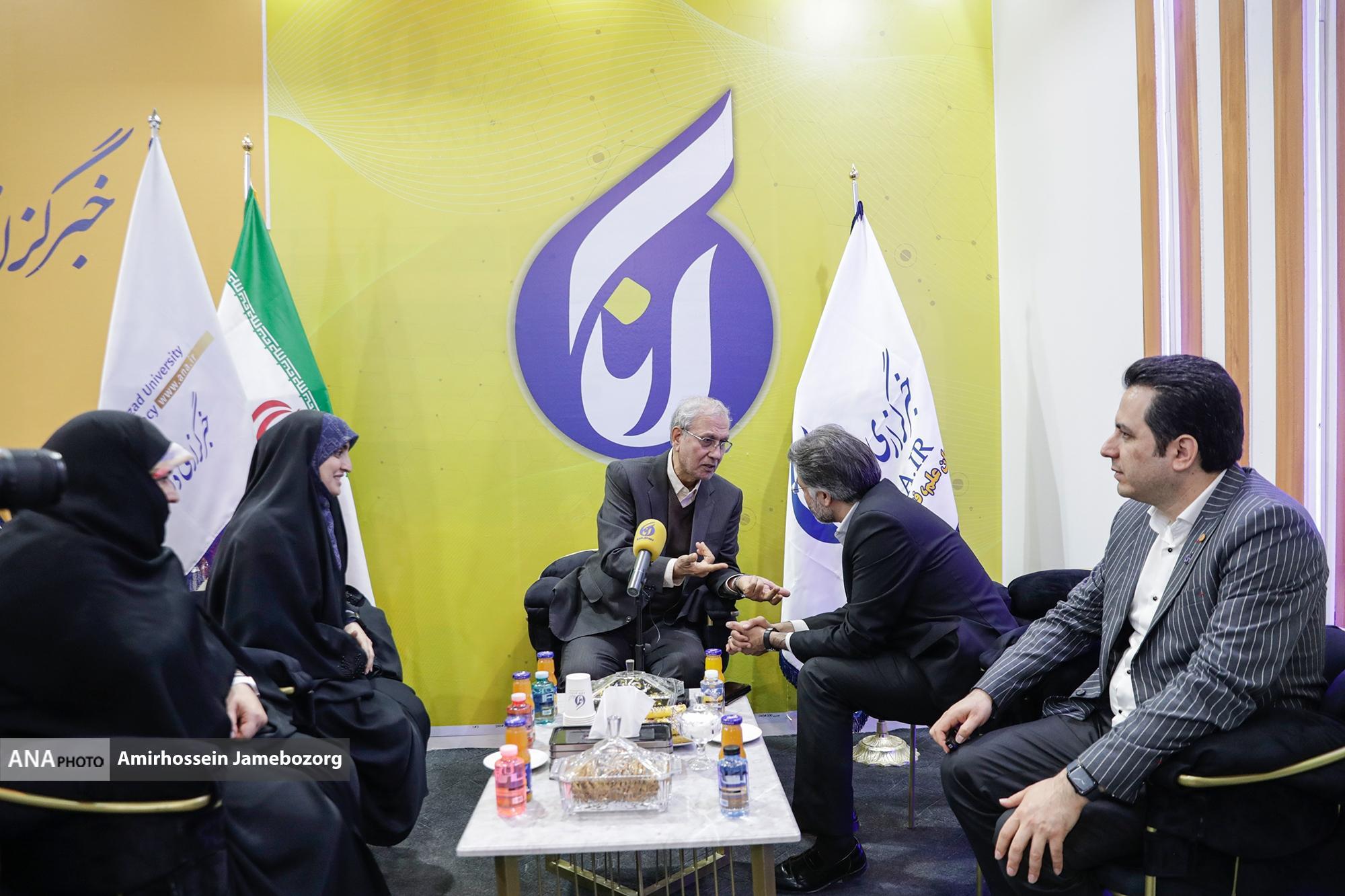 بازدید علی ربیعی از غرفه خبرگزاری آنا بازدید علی ربیعی از غرفه خبرگزاری آنا