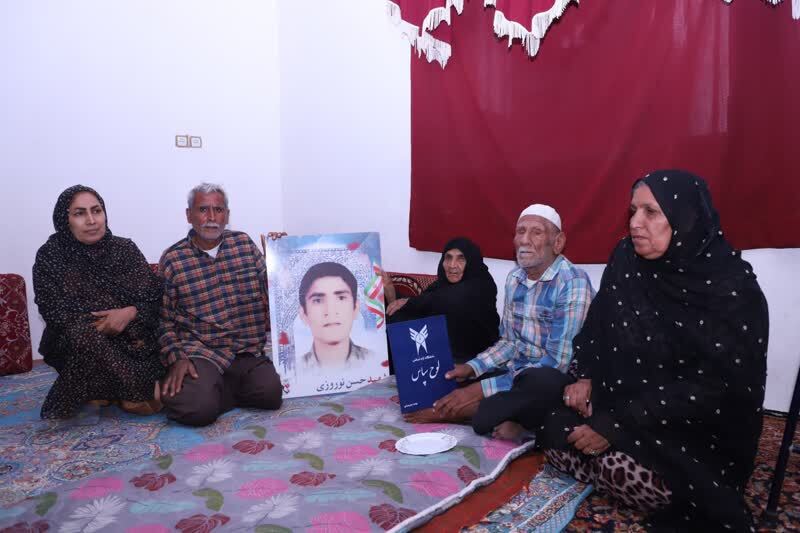 وظیفه مهم دانشگاهها دیدار با خانوادههای شهداست وظیفه مهم دانشگاهها دیدار با خانوادههای شهداست