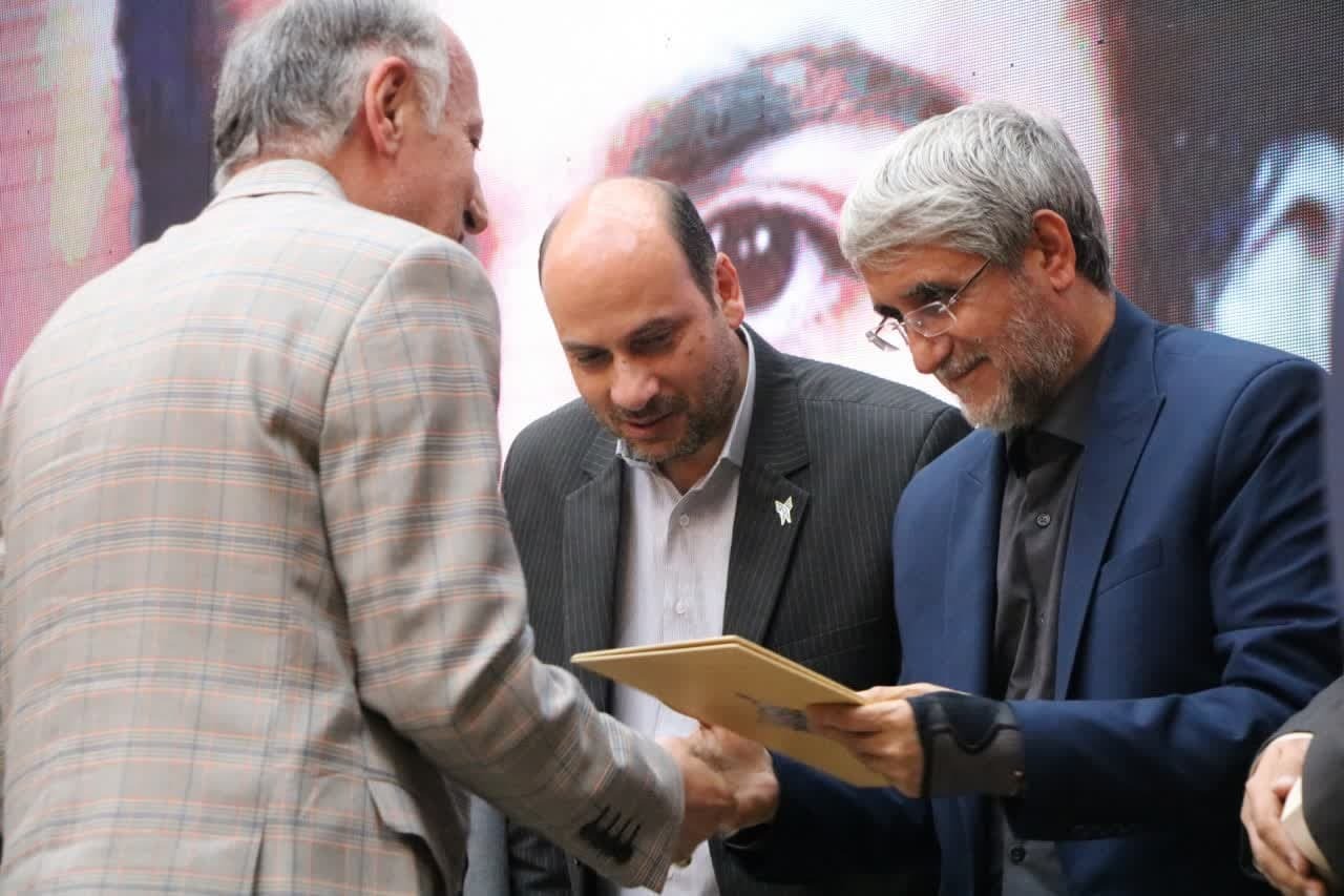 شهیدان هویت ملت ایران هستند