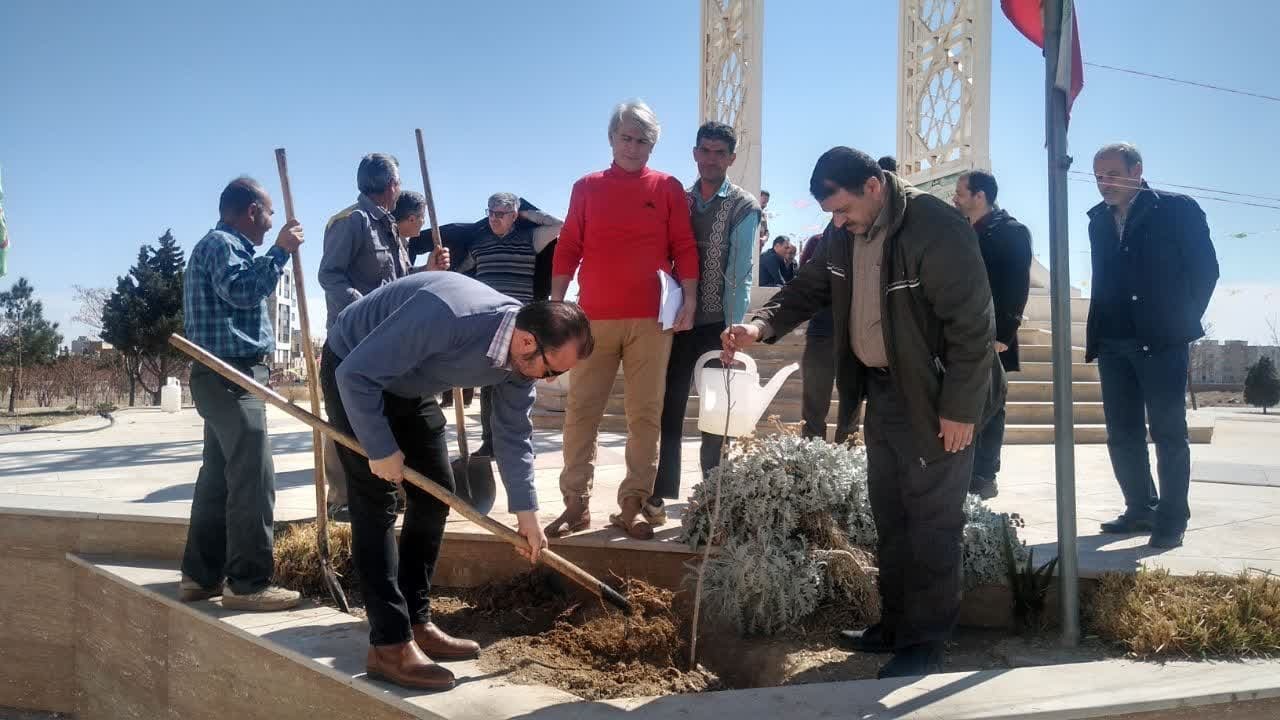 از کاشت ۶۹ درخت سرو به نیت حضرت زینب (س) تا آشتی با طبیعت با شعار «هم‌عهدی سبز»