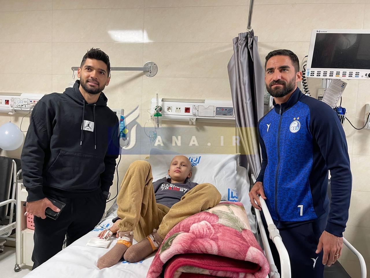 در فاصله ۴۸ ساعت تا دربی انجام شد؛ عیادت بازیکنان استقلال از بیماران سرطانی+عکس و فیلم