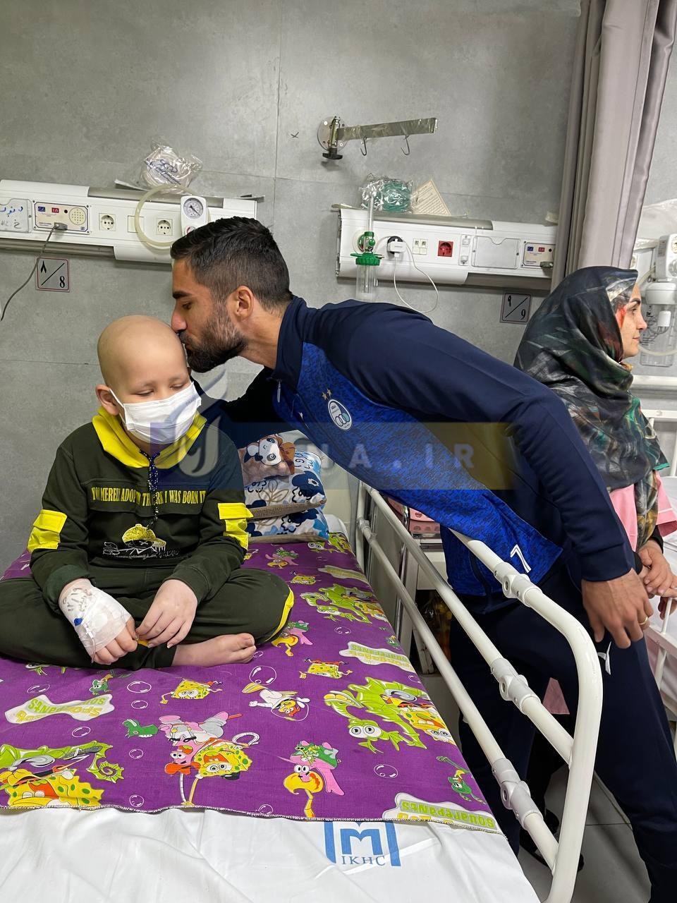 در فاصله ۴۸ ساعت تا دربی انجام شد؛ عیادت بازیکنان استقلال از بیماران سرطانی+عکس و فیلم