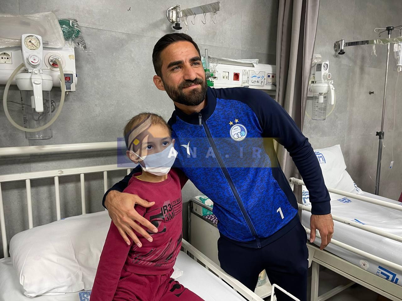 در فاصله ۴۸ ساعت تا دربی انجام شد؛ عیادت بازیکنان استقلال از بیماران سرطانی+عکس و فیلم