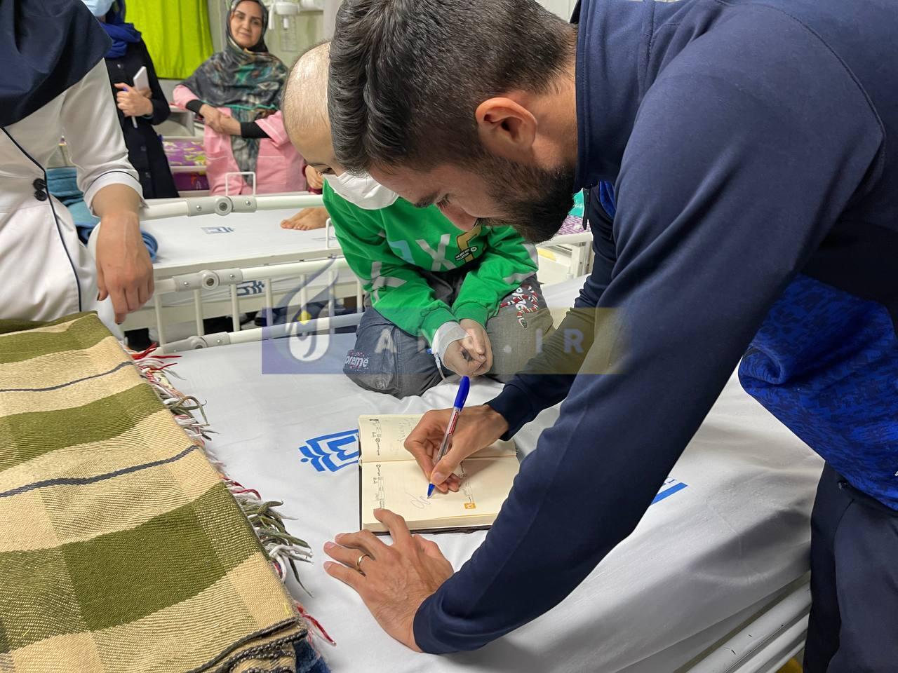 در فاصله ۴۸ ساعت تا دربی انجام شد؛ عیادت بازیکنان استقلال از بیماران سرطانی+عکس و فیلم