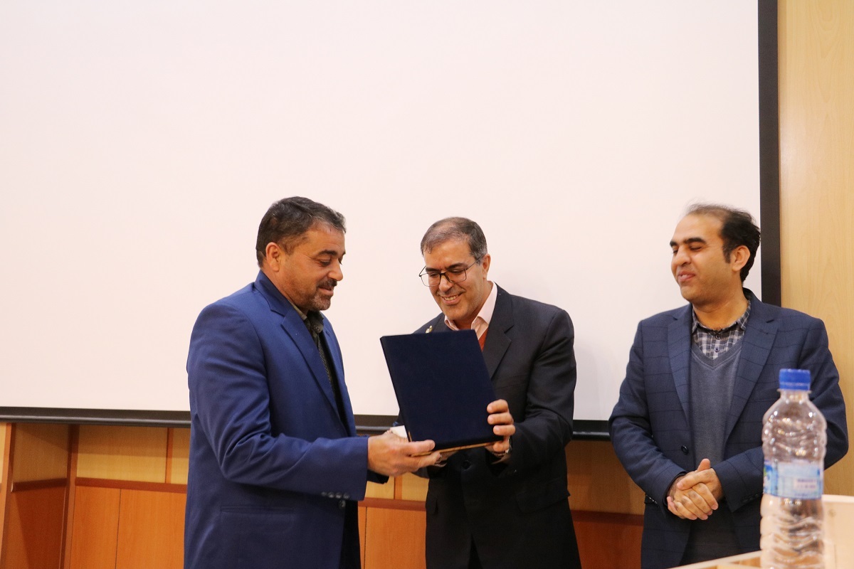 تجلیل از ۵ کارمند و استاد بازنشسته دانشگاه آزاد چهارمحال و بختیاری تجلیل از ۵ کارمند و استاد بازنشسته دانشگاه آزاد چهارمحال و بختیاری