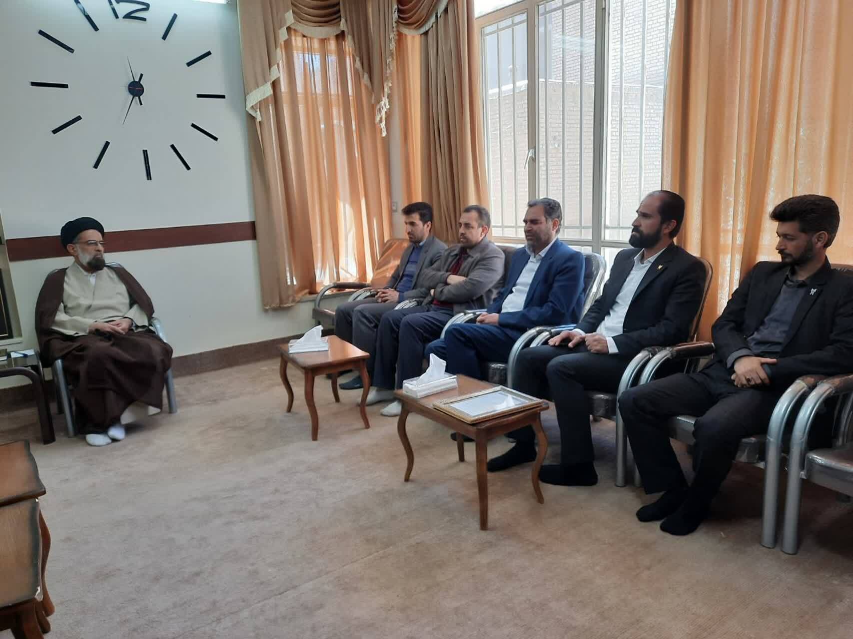 آشنایی با هوش مالی در بازارچه دانشآموزی سمای آباده آشنایی با هوش مالی در بازارچه دانشآموزی سمای آباده