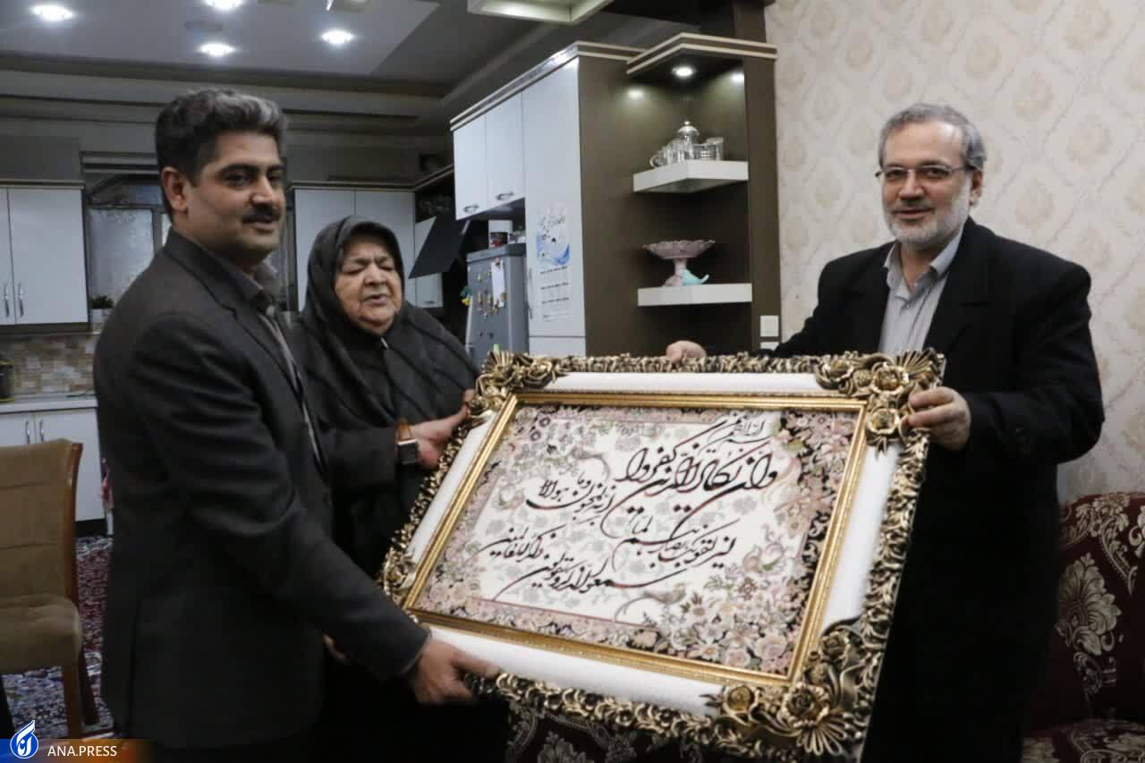 جایگاه شهدا باید برای نسل جوان تبیین شود