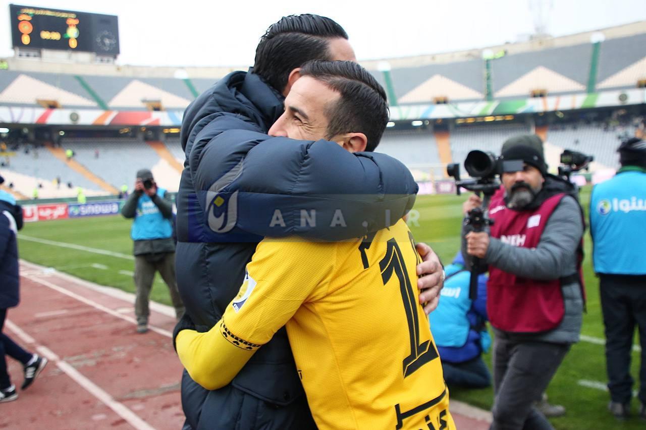 اتفاقی که قبل از دیدار استقلال و سپاهان رخ داد؛ پاسخ جالب نکونام به شوخی عجیب احمدزاده+تصاویر