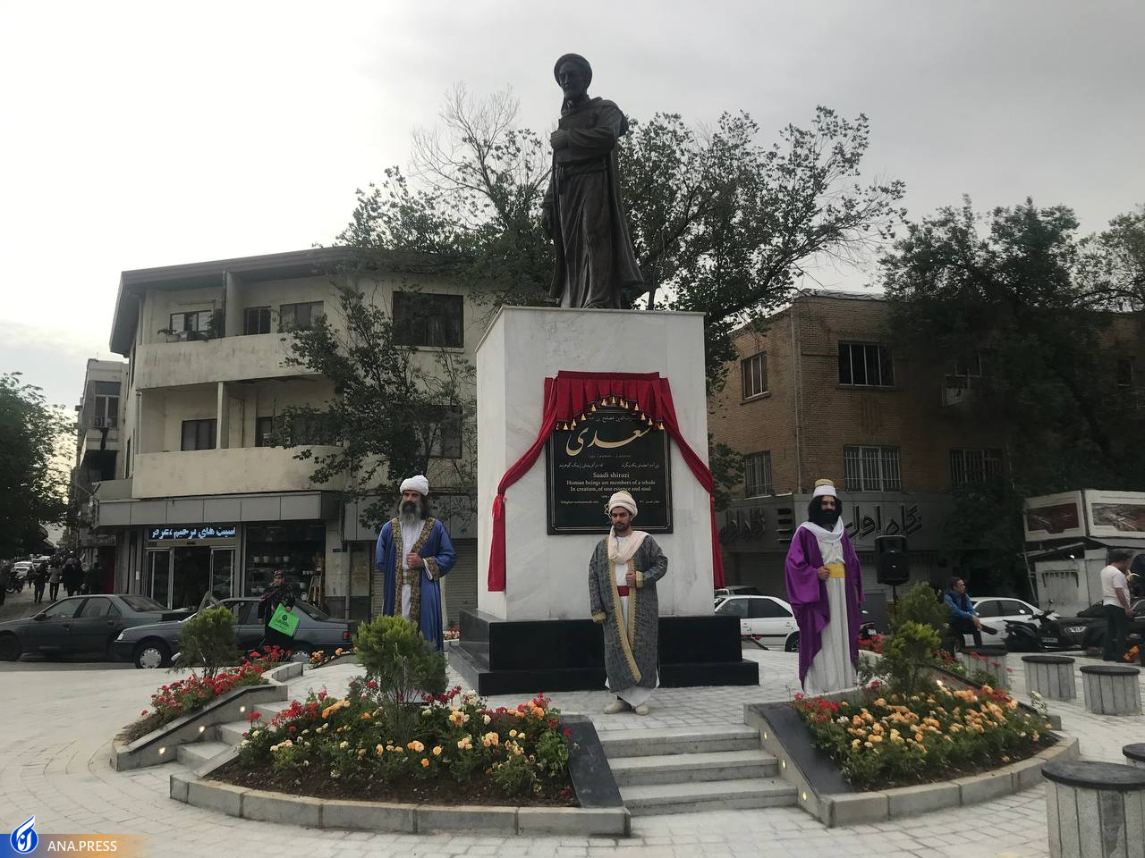 بزرگترین مجسمه برنزی پایتخت در میدانگاه سعدی رونمایی شد بزرگترین مجسمه برنزی پایتخت در میدانگاه سعدی رونمایی شد