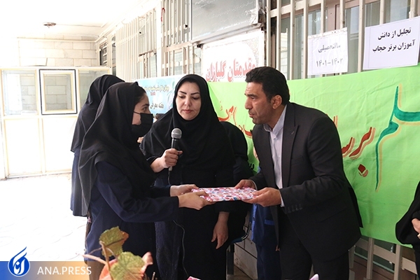 معلمان در کشف گنجینههای علم و معرفت هادی و راهنما هستند معلمان در کشف گنجینههای علم و معرفت هادی و راهنما هستند