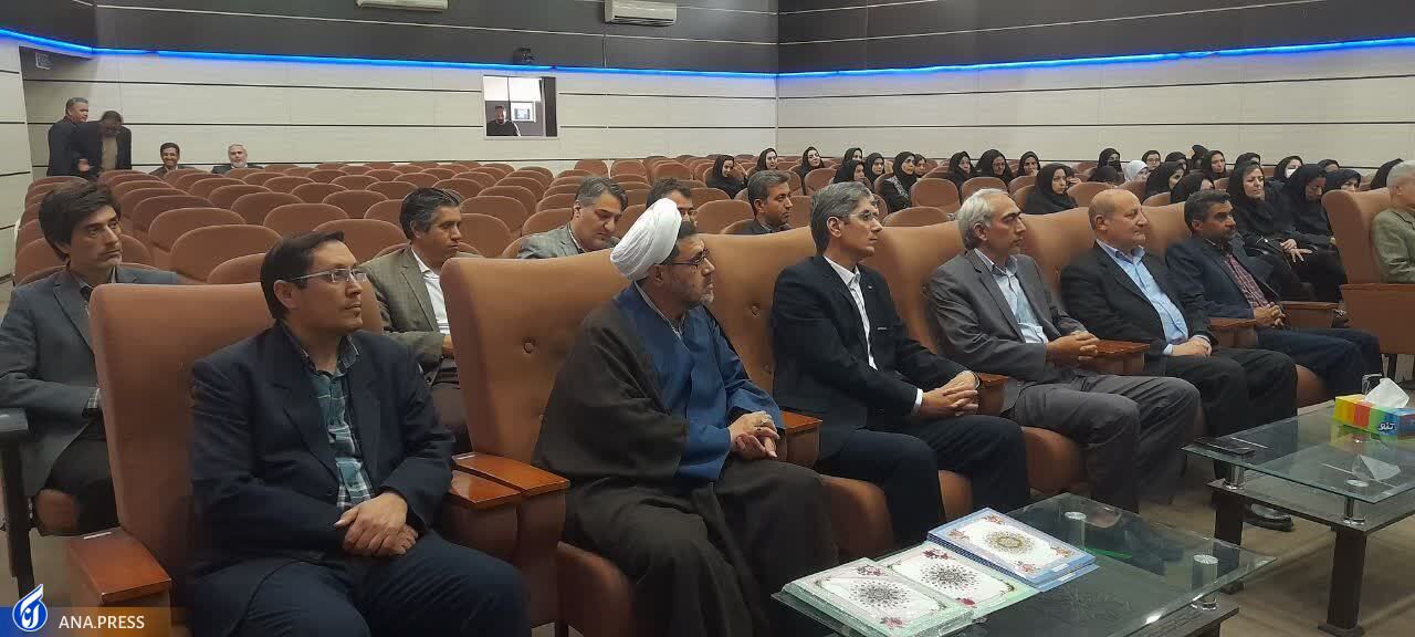 استادان و معلمان نباید دغدغه‌ای جز تدریس و آموزش داشته باشند