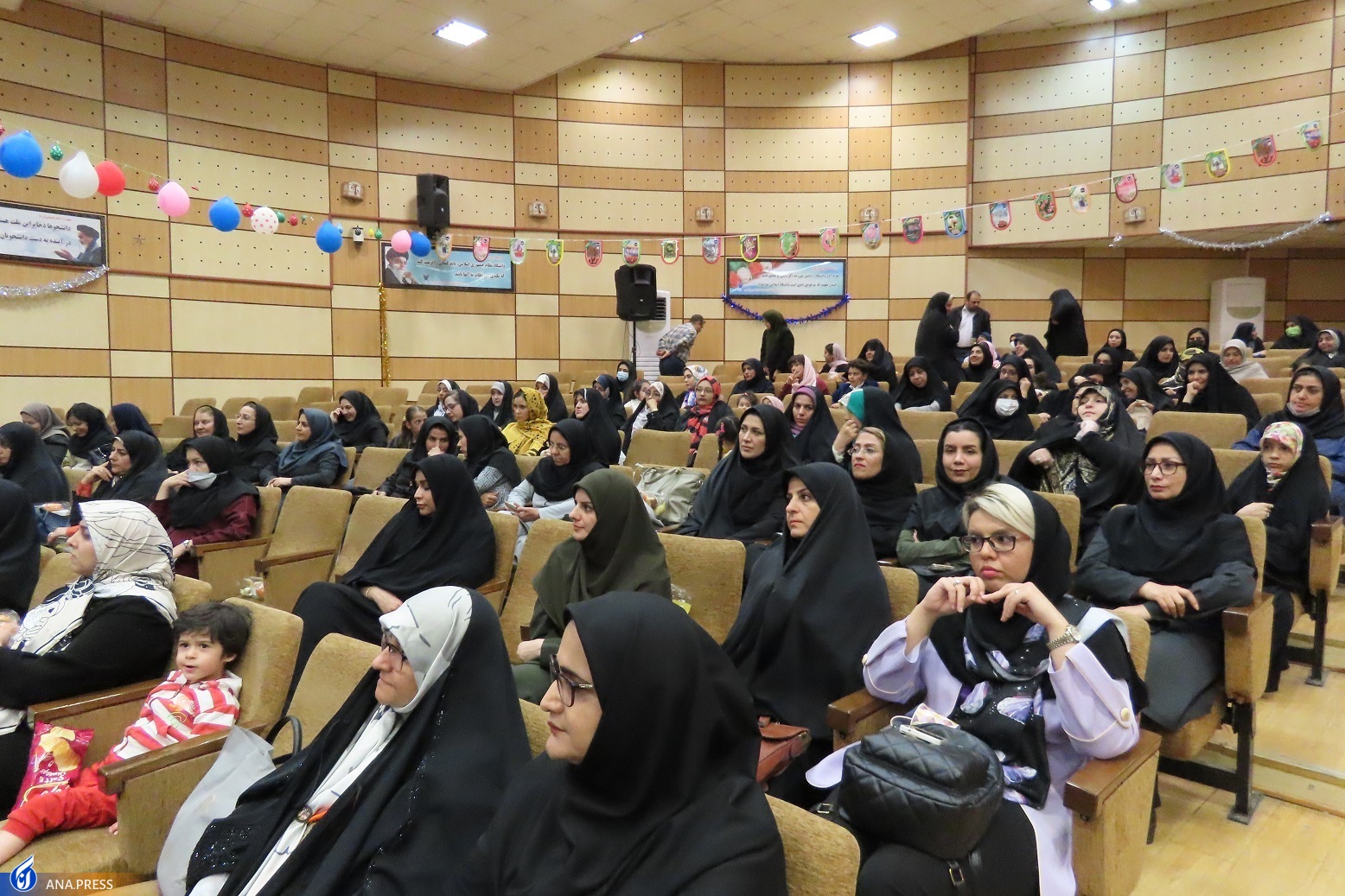 جایگزینی برای معلم که اصلیترین عنصر در نظام تعلیم و تربیت است متصور نیستیم جایگزینی برای معلم که اصلیترین عنصر در نظام تعلیم و تربیت است متصور نیستیم