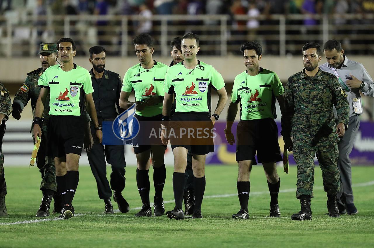 داور دربی با اسکورت از زمین خارج شد+ تصاویر داور دربی با اسکورت از زمین خارج شد+ تصاویر