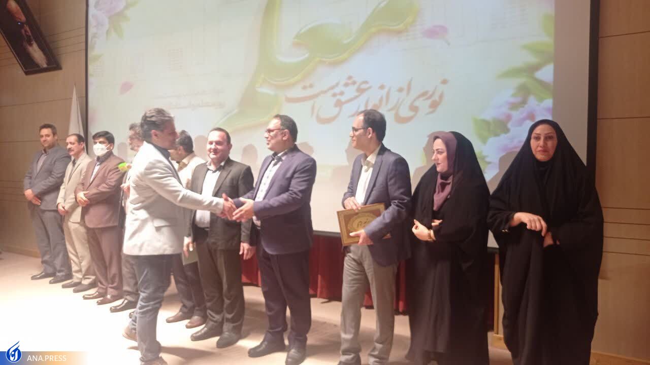 تجلیل از معلمان و استادان در واحدهای دانشگاه آزاد