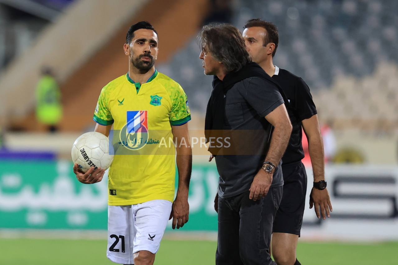 تصاویر درگیری ساپینتو با بازیکن و سرپرست صنعت نفت تصاویر درگیری ساپینتو با بازیکن و سرپرست صنعت نفت