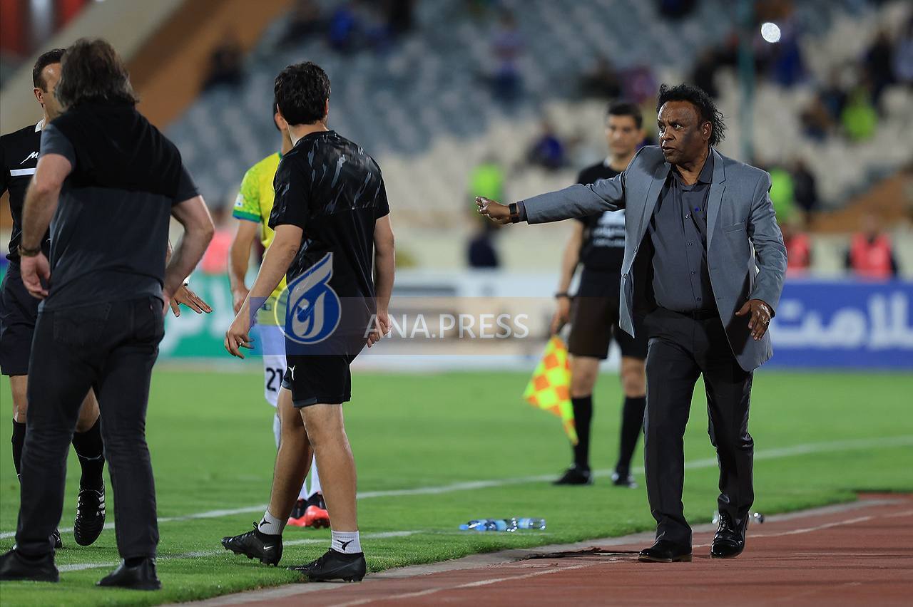 تصاویر درگیری ساپینتو با بازیکن و سرپرست صنعت نفت تصاویر درگیری ساپینتو با بازیکن و سرپرست صنعت نفت