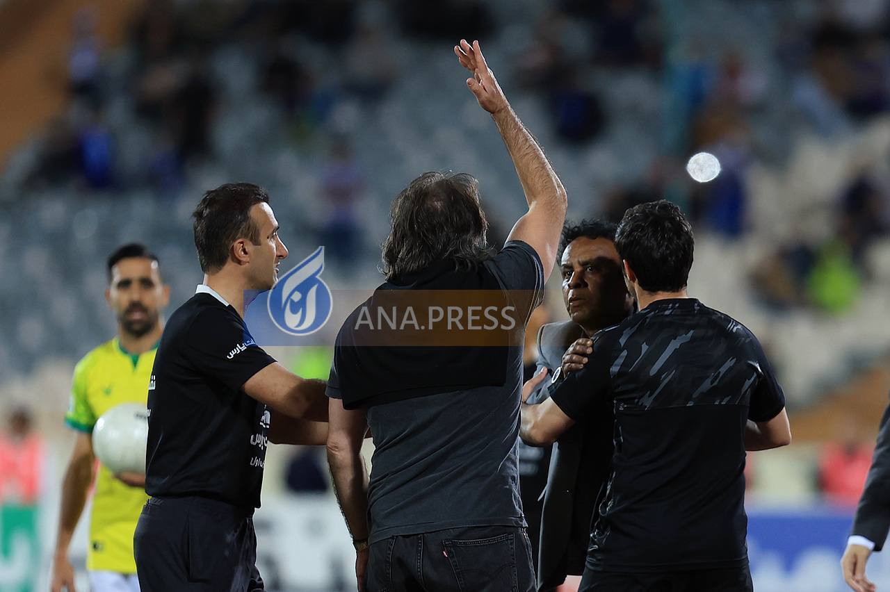 تصاویر درگیری ساپینتو با بازیکن و سرپرست صنعت نفت تصاویر درگیری ساپینتو با بازیکن و سرپرست صنعت نفت