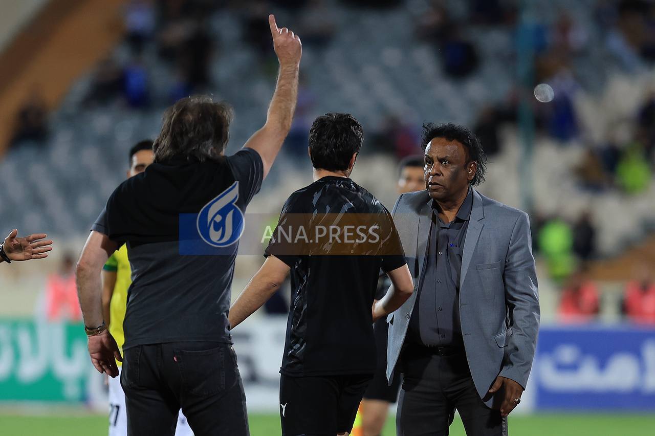 تصاویر درگیری ساپینتو با بازیکن و سرپرست صنعت نفت تصاویر درگیری ساپینتو با بازیکن و سرپرست صنعت نفت