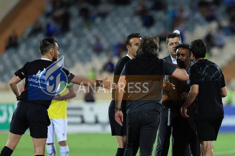 تصاویر درگیری ساپینتو با بازیکن و سرپرست صنعت نفت تصاویر درگیری ساپینتو با بازیکن و سرپرست صنعت نفت