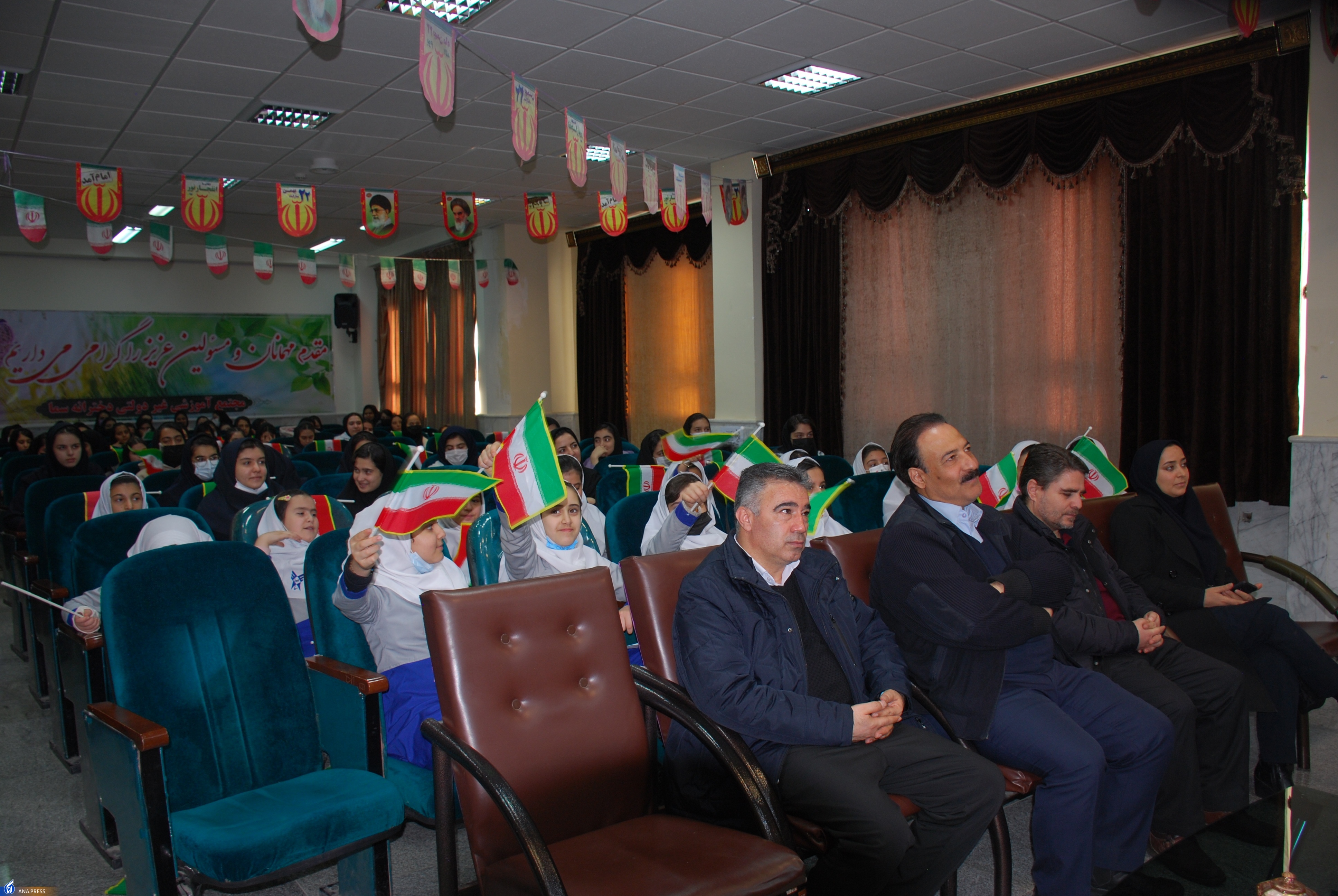 برشمردن مقام ارزش معلم در قدرت و توان هیچ‌کس نیست