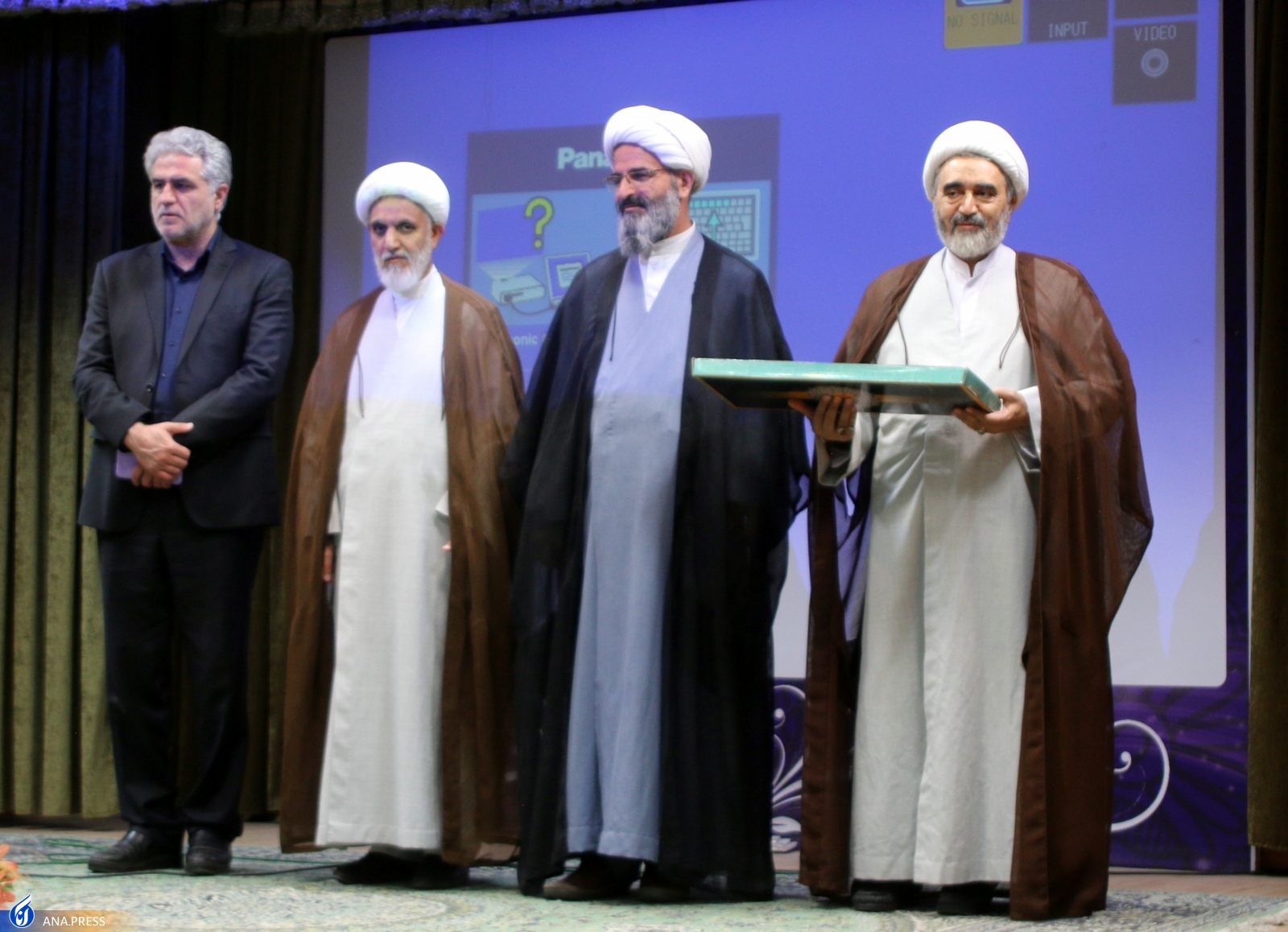 شخصیت علمی مقام معظم رهبری در تفسیر قرآن کریم مغفول مانده است شخصیت علمی مقام معظم رهبری در تفسیر قرآن کریم مغفول مانده است