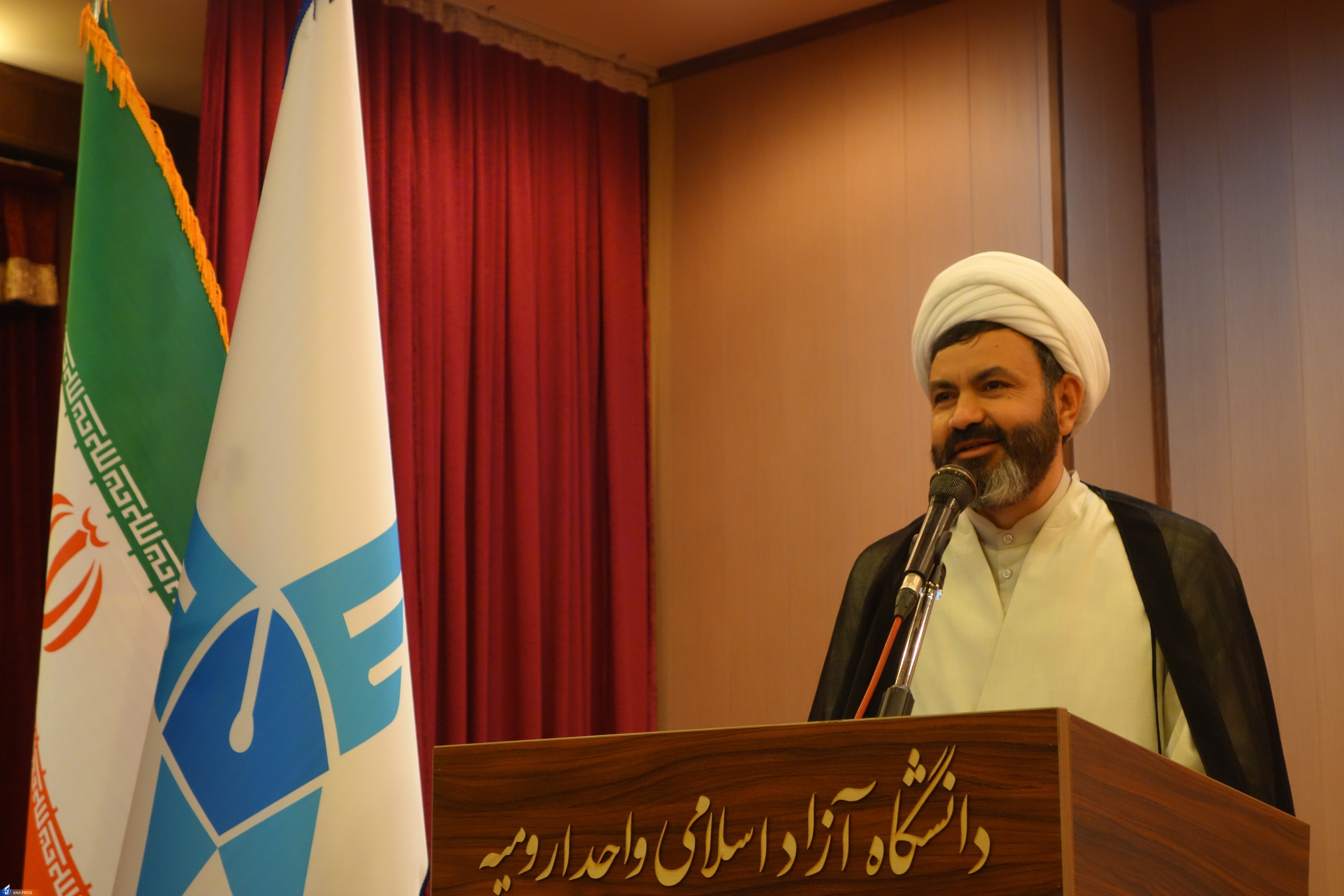 معلمان در زندگی انسان نقش محوری ایفا میکنند معلمان در زندگی انسان نقش محوری ایفا میکنند