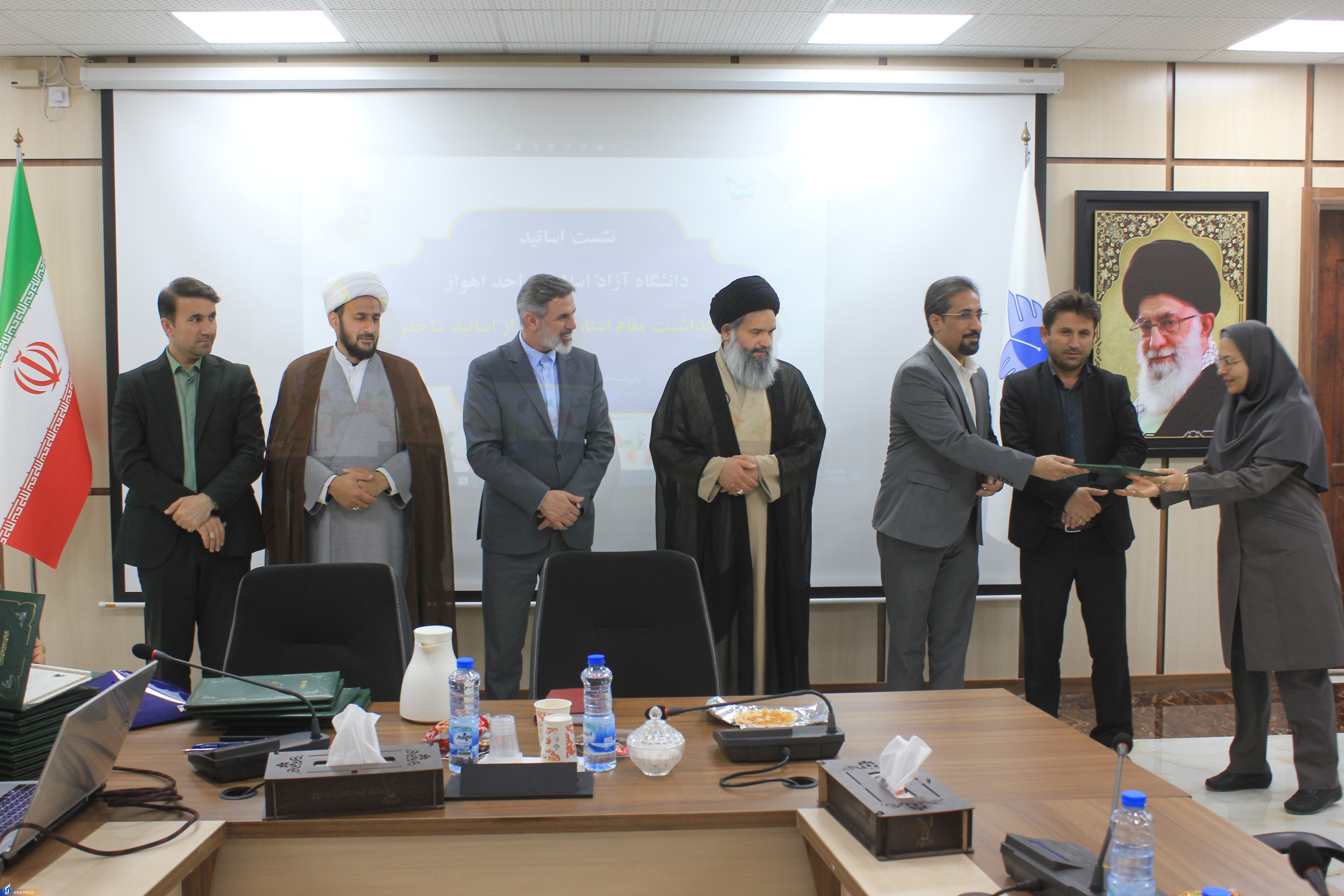 تجلیل از معلمان و استادان در واحدهای دانشگاه آزاد