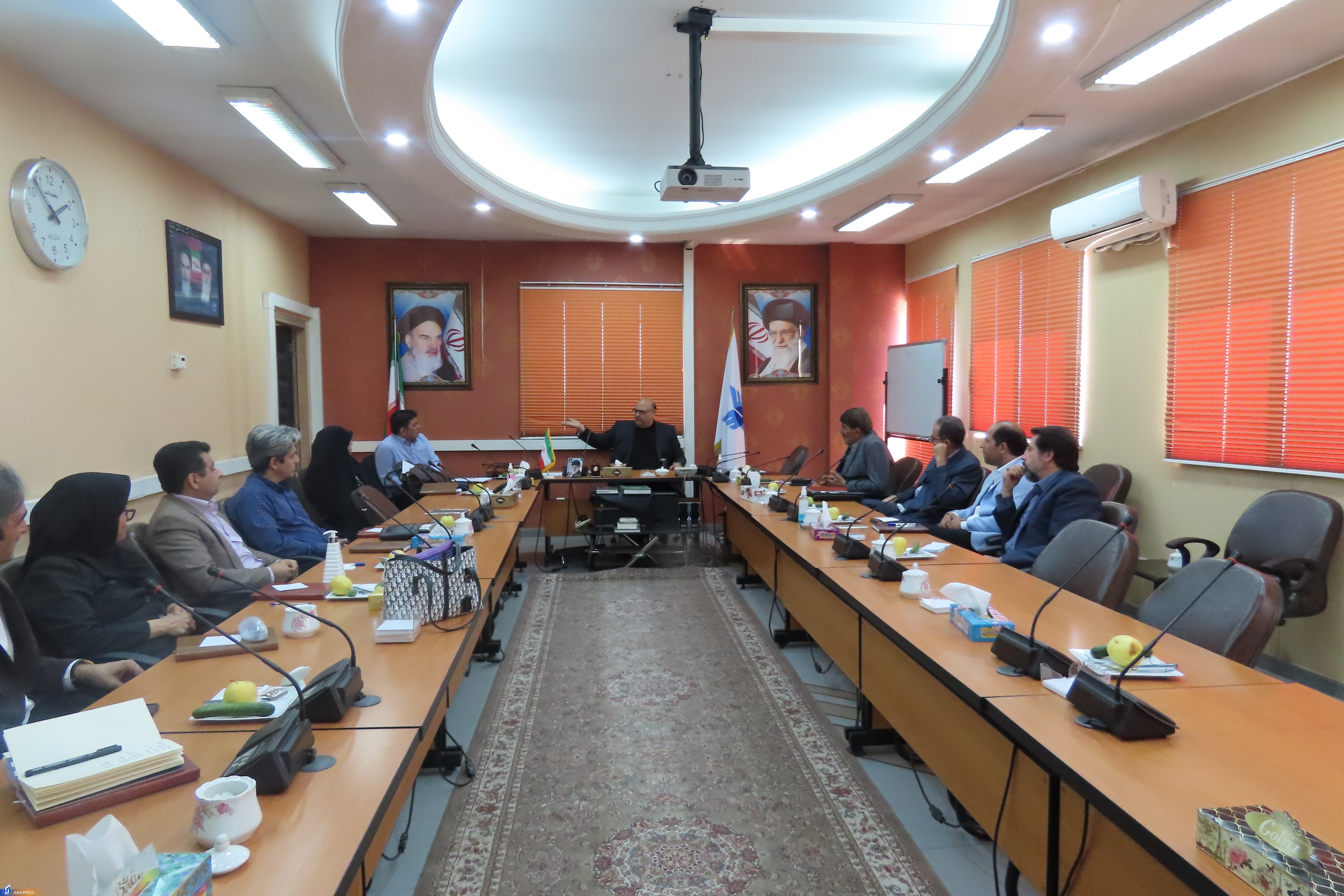 معضلات جامعه توسط هیچ قشری جز استادان و محققان رفع نمیشود معضلات جامعه توسط هیچ قشری جز استادان و محققان رفع نمیشود