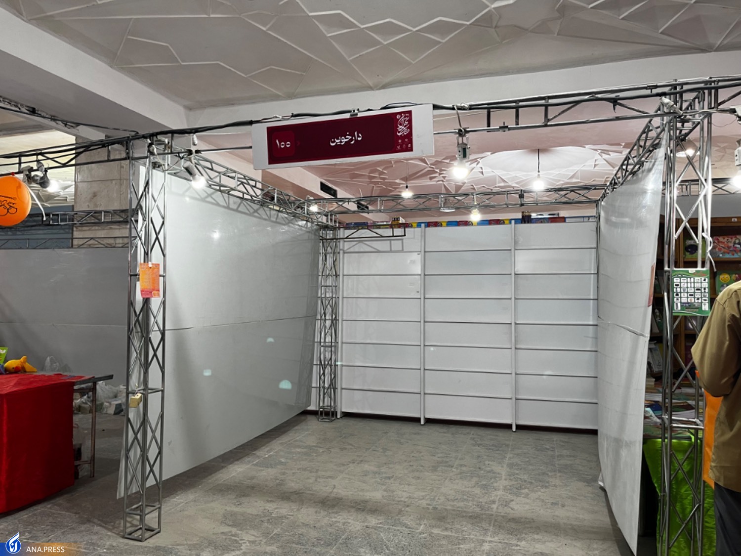 بهار کتاب ۳۴ |  از غرفه های نیمه آماده تا ناشران پای کار + عکس