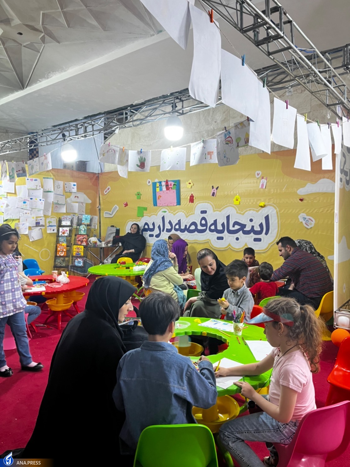 بهار کتاب 34| حواشی جذاب کودکانه نمایشگاه کتاب از قصه گویی تا نقاشی و نمایش +فیلم