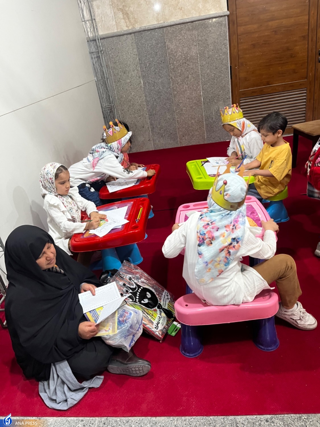 بهار کتاب 34| حواشی جذاب کودکانه نمایشگاه کتاب از قصه گویی تا نقاشی و نمایش +فیلم