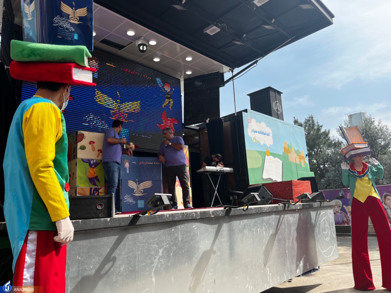 بهار کتاب 34| حواشی جذاب کودکانه نمایشگاه کتاب از قصه گویی تا نقاشی و نمایش +فیلم